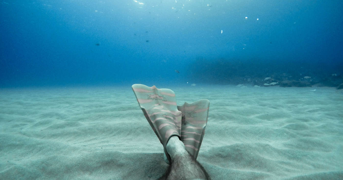 An image of someone relaxing under water. The image tries to describe the soothing feeling that comes with mindful learning.